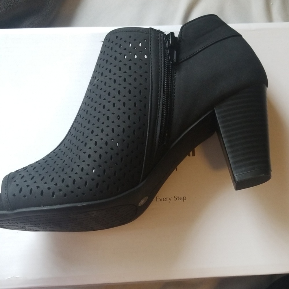 Shoes - Picture 4 of 4